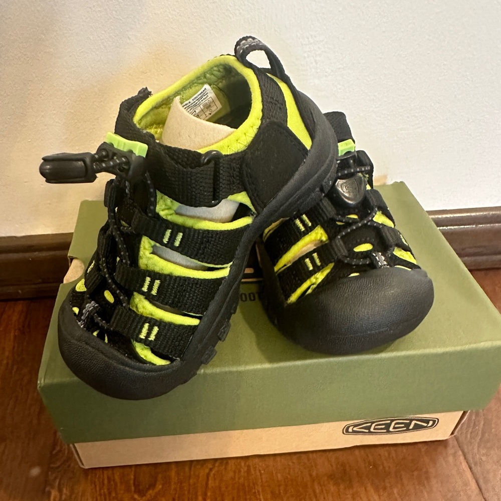 New never work Keen Newport H2 water shoes. Size 8 toddler. NWT